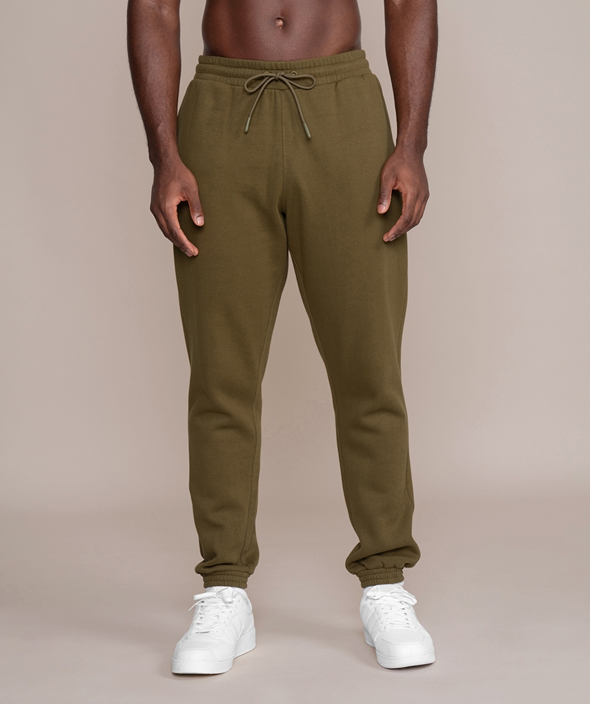 Olivgrüne Herren Sweatpants von Gold’s Gym. Jogginghose mit elastischem Bund und Kordelzug, Eingriffstaschen vorne und aufgesetzter Tasche hinten. 