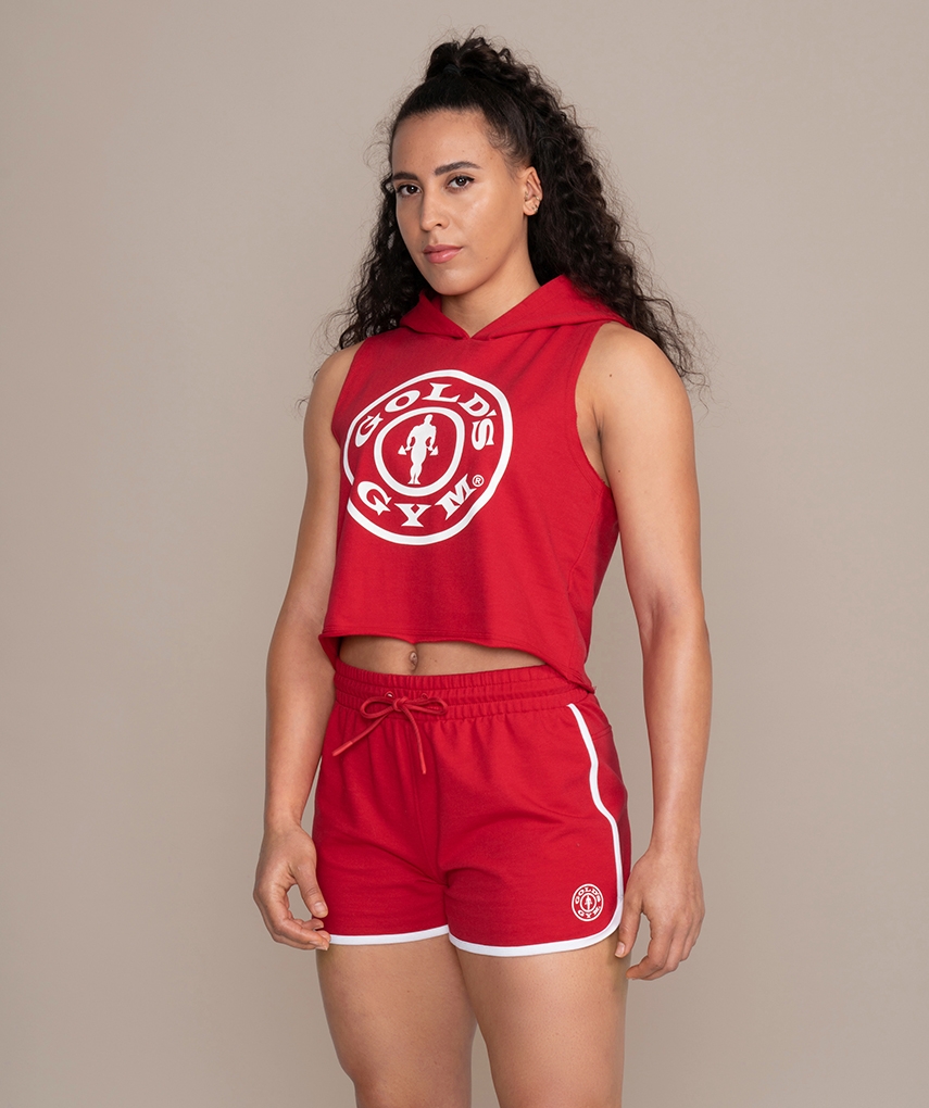 Rotes Sleeveless Crop Hoodie für Frauen von Gold’s Gym.  Ärmelloses Damen Oberteil mit Kapuze und Gold’s Gym Weight Plate Logo auf der Vorderseite.
