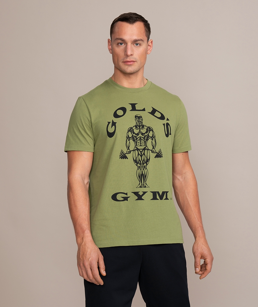 Olivgrünes Sport T-Shirt von Gold's Gym. Kurzarm mit dem schwarzen Muscle Joe Logo und schwarzer Schrift auf der Brust. 