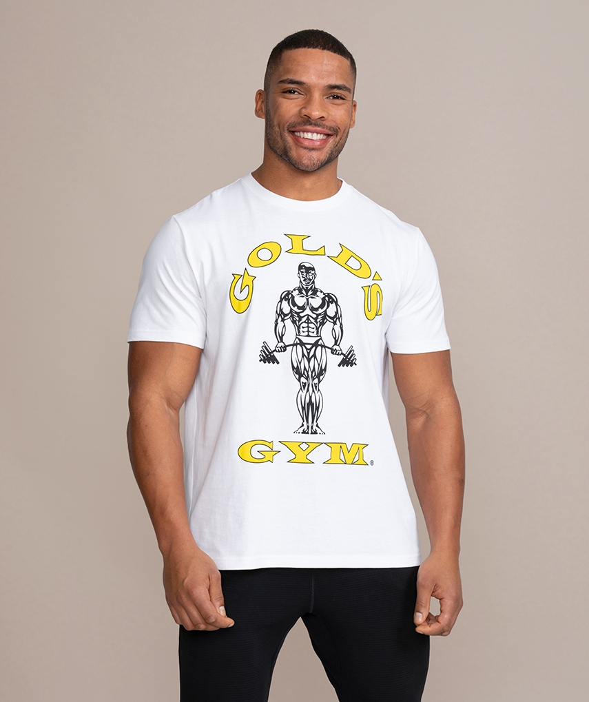 Weißes Sport T-Shirt von Gold's Gym. Kurarzm mit dem schwarzen Muscle Joe Logo und gelber Schrift auf der Brust. 