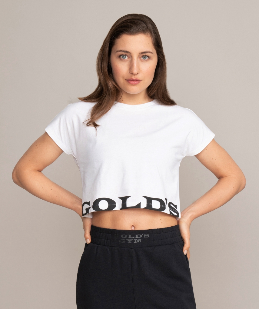 Weißes Crop Top T-Shirt mit schwarzem Gold’s Gym Logo Schriftzug auf der Vorder- & Rückseite.