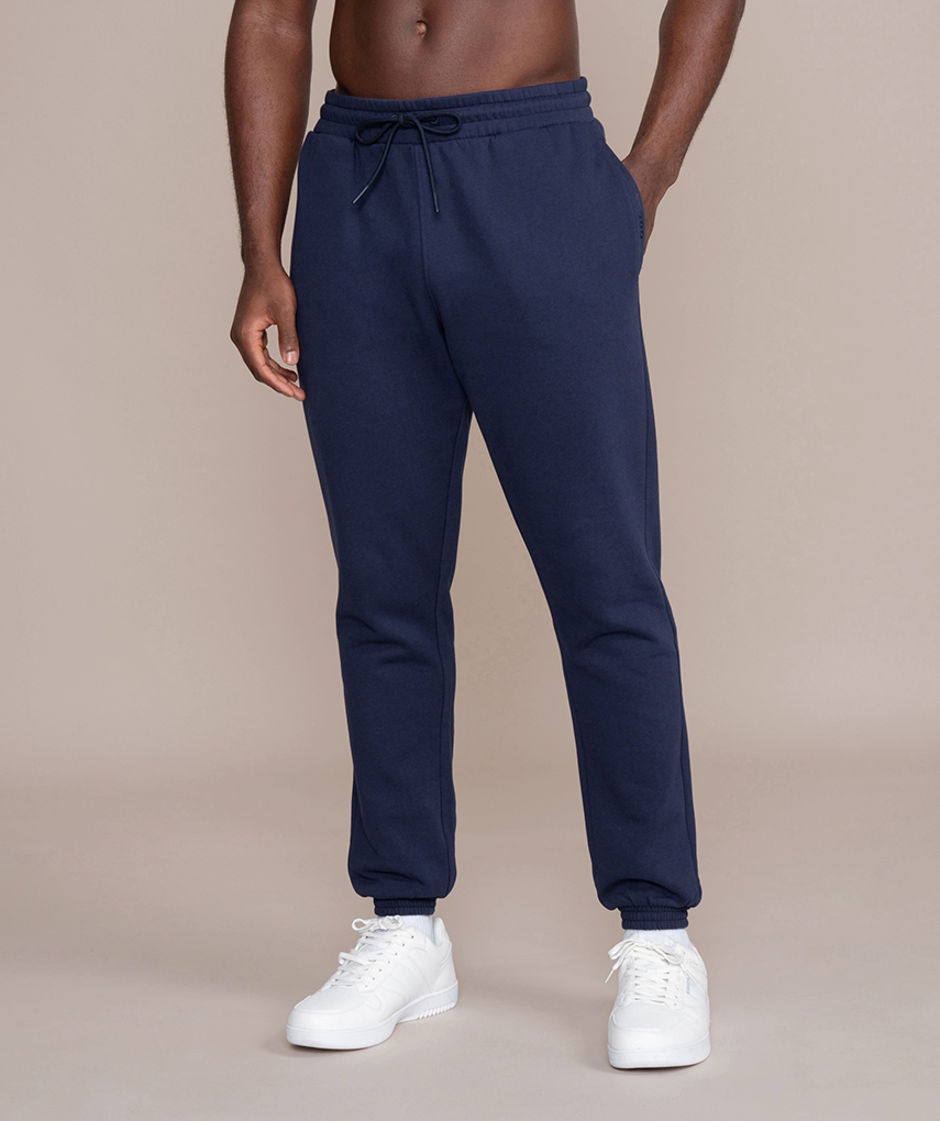 Navy Herren Sweatpants von Gold’s Gym. Jogginghose mit elastischem Bund und Kordelzug, Eingriffstaschen vorne und aufgesetzter Tasche hinten.