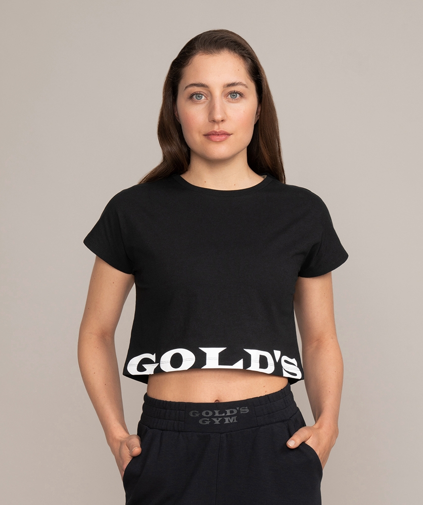 Schwarzes Crop Top T-Shirt mit weißem Gold’s Gym Logo Schriftzug auf der Vorder- & Rückseite. 