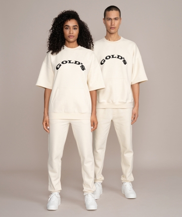 Weißes Unisex T-Shirt von Gold’s Gym. Kurzarm Fleece Oberteil im short-sleeve Sweatshirt style mit Bauchtasche und hochwertigem Schriftzug Stick  auf der... Weißes Unisex T-Shirt von Gold’s Gym. Kurzarm Fleece Oberteil im short-sleeve Sweatshirt style mit Bauchtasche und hochwertigem Schriftzug Stick  auf der Vorderseite und Gold’s Gym Weight Plate Logo auf der Rückseite.