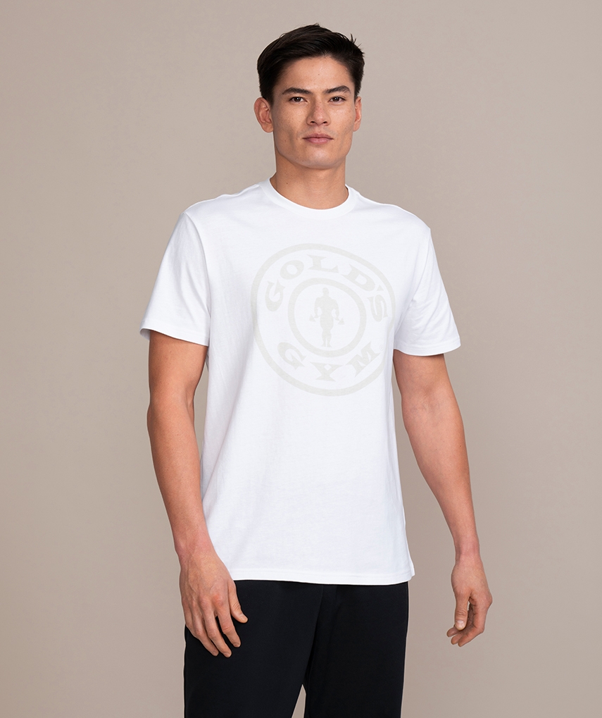 Weißes Sport T-Shirt von Gold’s Gym. Kurzarm Oberteil mit einem weißen Weight Plate Logo und weißer Schrift auf der Brust.