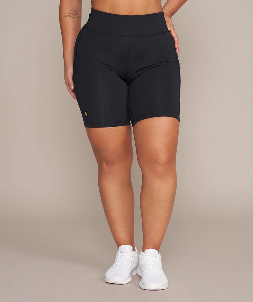 Gold's Gym Apparel - Damen Radlerhose "Jodie" in Schwarz mit 3D Logobadge und Weight Plate Print - Nachhaltige Fitnessmode für Damen