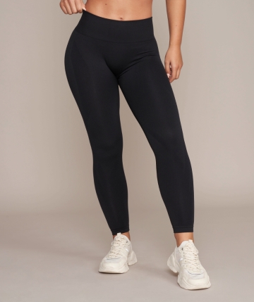 Gold's Gym Apparel - Women's Seamless Tights "Goldie" with 3D Logobadge and Scrunch Design - High-Quality Sportswear for Women. Gold's Gym Apparel - Women's Seamless Tights "Goldie" with 3D Logobadge and Scrunch Design - High-Quality Sportswear for Women.